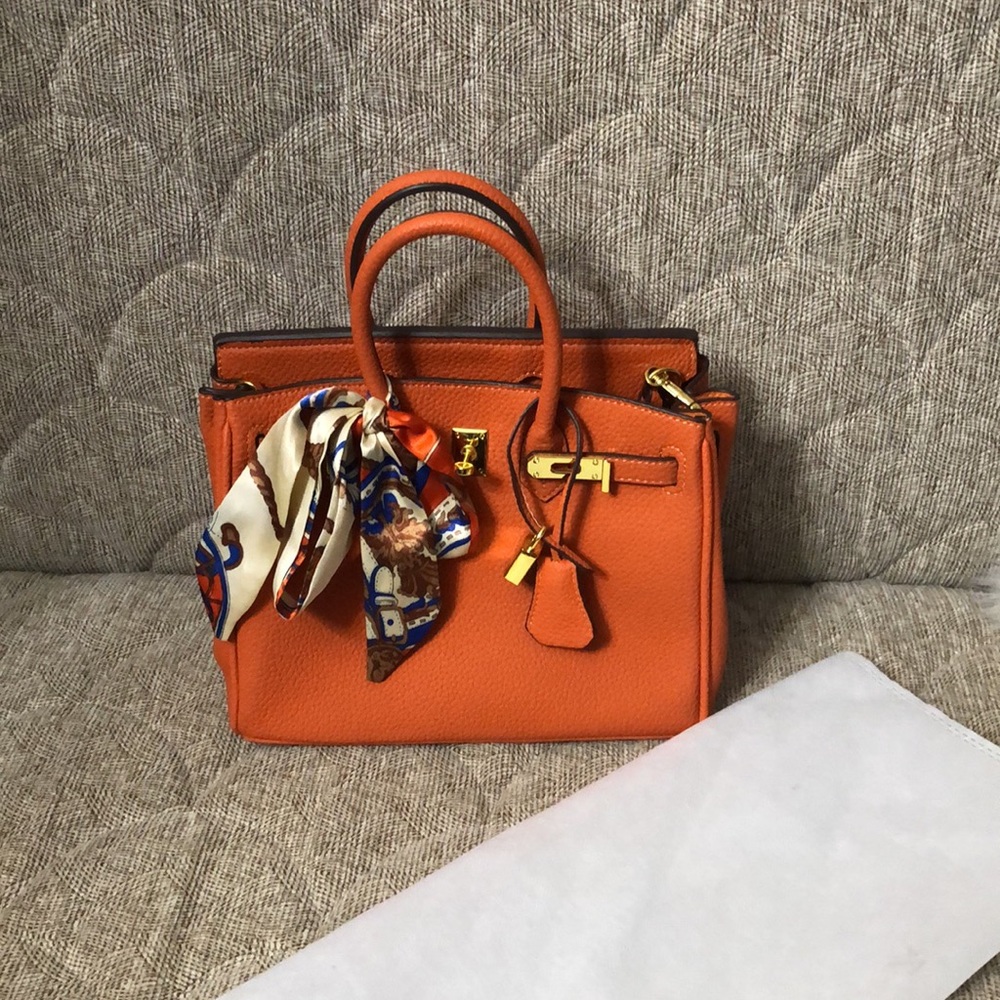 🌺🌺NEW BEAUTIFUL ORANGE BAG WITH GOLD DETAILS - Picture 2 of 13